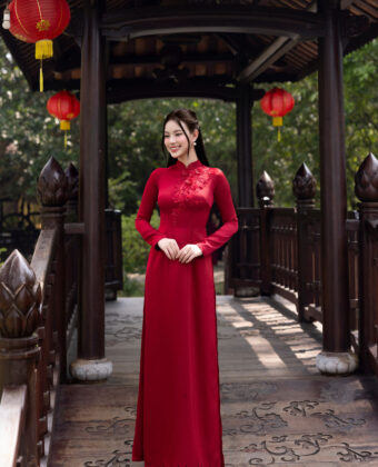 Áo dài đỏ kết hoa